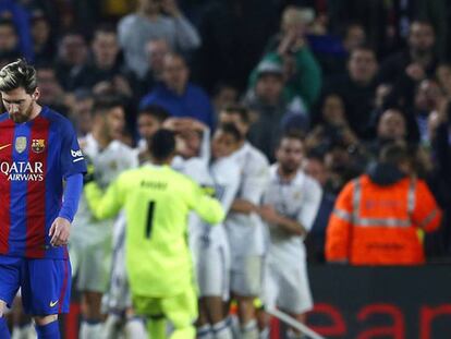 Messi, cabizbajo, tras el gol del Madrid.