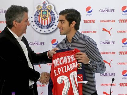 Jorge Vergara, dueño de Chivas, presenta a Rodolfo Pizarro