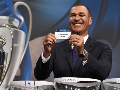 Ruud Gullit, Balón de Oro en 1987, en el sorteo.