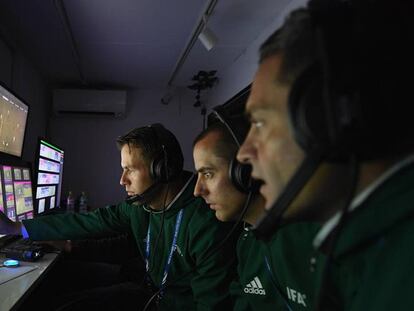 Los asistentes analizan en una pantalla posibles infracciones de juego.