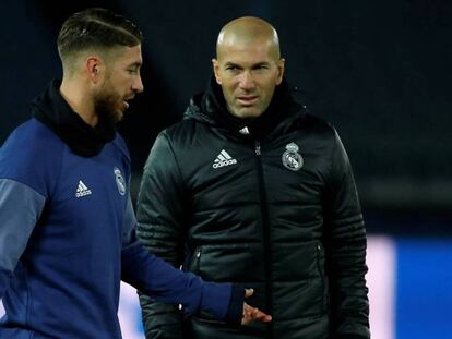 Ramos charla con Zidane antes del entrenamiento. En vídeo, la rueda de prensa del entrenador.