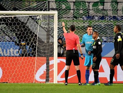 El árbitro húngaro Viktor Kassai sanciona el penalti para el Kashima. En vídeo: Así funciona el video-arbitraje que la FIFA ha puesto a prueba.