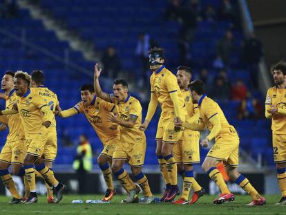 Los jugadores del Alcorcón celebran su pase a los octavos de final, tras vencer en la tanda de penaltis al RCD Espanyol. EFE / Vídeo: Rueda de prensa de Quique Sánchez Flores tras el partido (ATLAS)