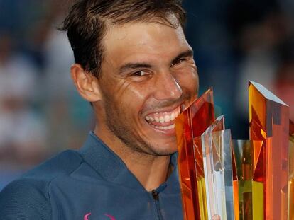 FOTO: Nadal, con el trofeo del torneo en Abu Dabi. / VÍDEO: Imágenes de la final.