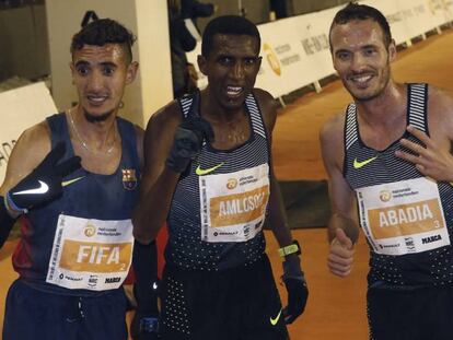 Neguse Amloson, en el centro, ganador de la carrera internacional de la San Silvestre Vallecana acompañado del español Ilias Fifam, izquierda, segundo clasifiacado y Antonio Abadía, tercero.