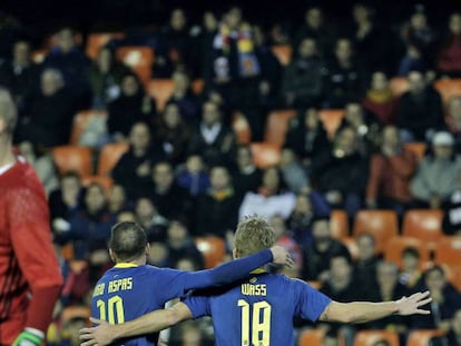 Wass celebra su gol al Valencia. En vídeo, la afición valencianista protesta contra Peter Lim, propietario del club.