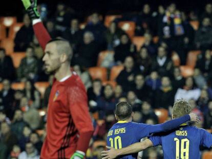 Wass celebra su gol al Valencia. En vídeo, la afición valencianista protesta contra Peter Lim, propietario del club.