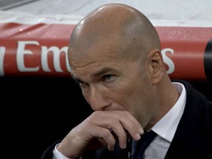 Zidane durante el partido de Copa contra el Sevilla en el Bernabéu. En vídeo, declaraciones de Kiko Casilla sobre Zidane.
