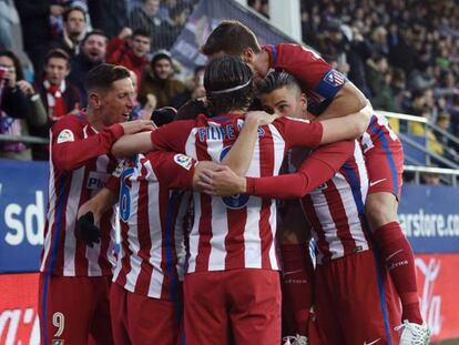 FOTO: Los jugadores del Atlético celebran el gol de Saúl en Ipurua. / VÍDEO: Rueda de prensa de Diego Simeone.