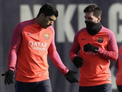 FOTO: Leo Messi y Luis Suárez hablan durante el entrenamiento de este sábado. / VÍDEO: Declaraciones de Luis Enrique sobre el juego del Barça.