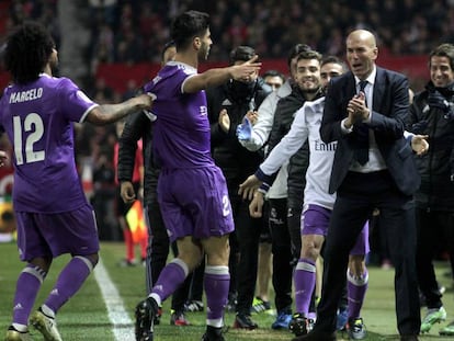 Asensio celebra con Zidane su gol ante el Sevilla. Vídeo: momento del sorteo.