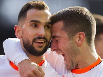 FOTO: Montoya y Gayà celebran el primer gol del Valencia al Espanyol. / VÍDEO: Declaraciones del entrenador del Valencia, Salvador González.