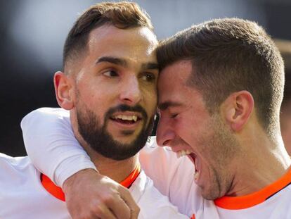 FOTO: Montoya y Gayà celebran el primer gol del Valencia al Espanyol. / VÍDEO: Declaraciones del entrenador del Valencia, Salvador González.