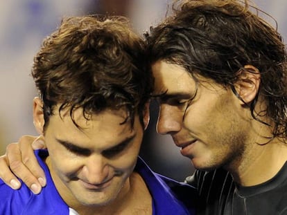 Nadal consuela a Federer tras la final de 2009 en Australia.