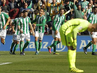 FOTO: Los jugadores del Real Betis celebran el gol de Alex Alegría. / VÍDEO: Rueda de prensa de los entrenadores.