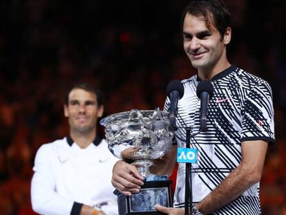 Federer le habla a Nadal, en una Rod Laver colmada.