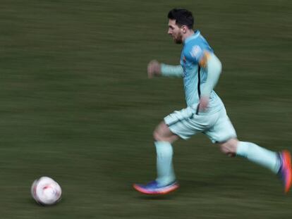 Messi conduce el balón en el Calderón.