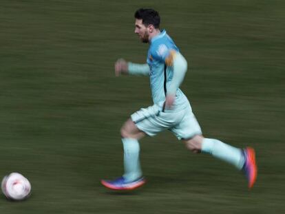 Messi conduce el balón en el Calderón.