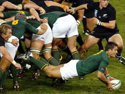 Joost van der Westhuizen, con la pelota en el mundial de Australia en 2003.