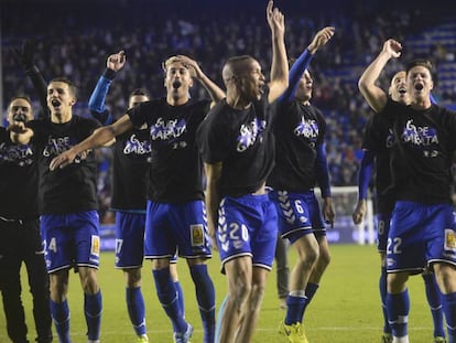 FOTO: Los jugadores del Alavés celebran su clasificación para la final de la Copa del Rey. / VÍDEO: Declaraciones de jugadores y entrenadores.