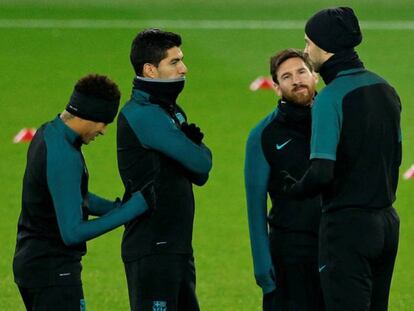 Neymar, Suárez y Messi observan a Piqué en el entrenamiento en París.