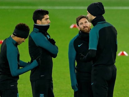 Neymar, Suárez y Messi observan a Piqué en el entrenamiento en París.