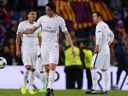 Cavani, en el Camp Nou, durante la derrota del PSG ante el Barcelona. En vídeo, la ciudad deportiva del Barça, en Sant Joan Despí, amanece con pancartas de apoyo al equipo.
