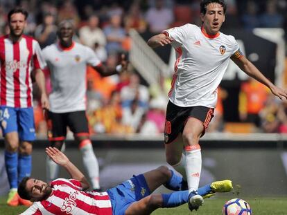 FOTO: Parejo disputa un balón con Cop. / VÍDEO: Rueda de prensa de los entrenadores.