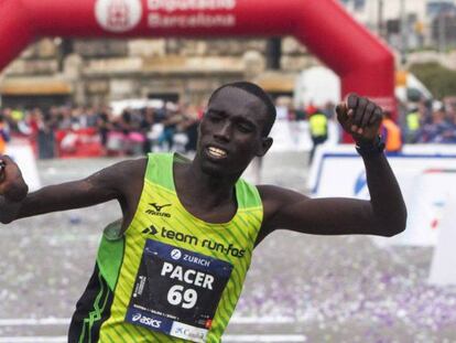 El keniano Jonah Kipkemoi celebra su triunfo en el Maratón de Barcelona.