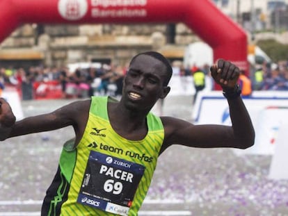 El keniano Jonah Kipkemoi celebra su triunfo en el Maratón de Barcelona.