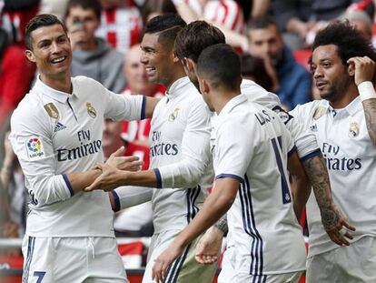 FOTO: Los jugadores del Madrid felicitan a Casemiro por su gol. / VÍDEO: Rueda de prensa de los entrenadores.