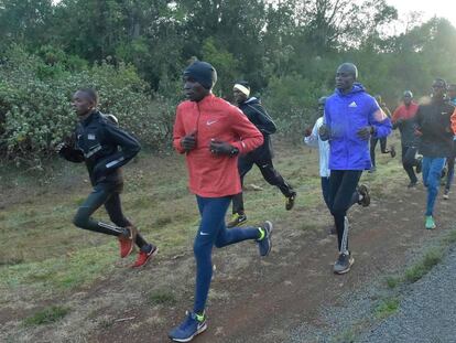 Kipchoge, de rojo, al frente de un grupo de atletas, entrenándose en Kenia el viernes pasado.