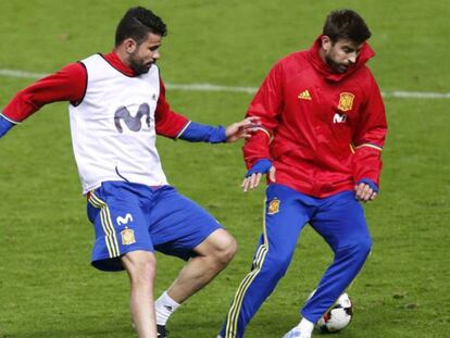 Los jugadores de la selección española durante un entrenamiento. En el vídeo, la llegada de la selección israelí a Gijón