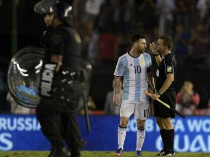 Messi, al final del partido contra Chile, cuando insultó al juez de línea.