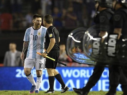 FOTO: Messi, con el asistente del partido contra Chile. / VÍDEO: Messi elude hacer declaraciones sobre la sanción a su llegada a Barcelona.