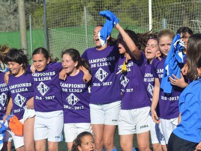 El infantil del AEM de Lleida, formado por chicas, celebra el título de Liga. AEM Vídeo: ATLAS