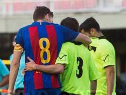 El capitán del Barça B consuela a un jugador del Eldense tras la goleada. VÍCTOR SALGADO FCB. En vídeo declaraciones de Cheikh Saad, jugador del Eldense. ATLAS