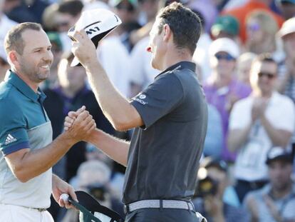 Sergio García se saluda con Justin Rose. Vídeo- García juega el último hoyo del Masters de Augusta.
