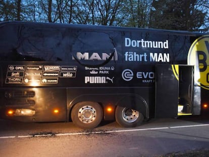 El autobús del Borussia Dortmund tras las explosiones.