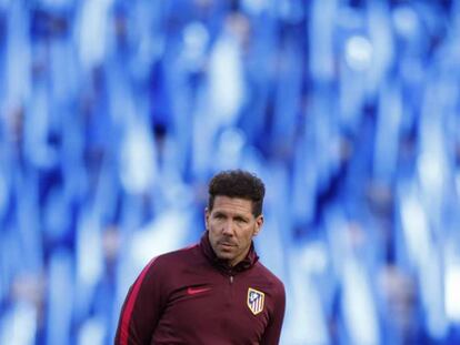 Simeone, en el King Power Stadium, del Leicester. En el vídeo, los jugadores del Atlético entrenan en el estadio del Leicester.