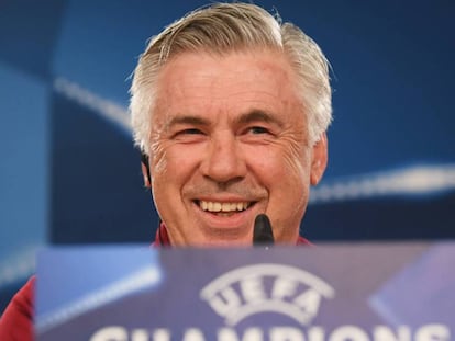 Carlo Ancelotti, este lunes, en la sala de prensa del Bernabéu. En el vídeo, los jugadores del Bayern en el Santiago Bernabéu.