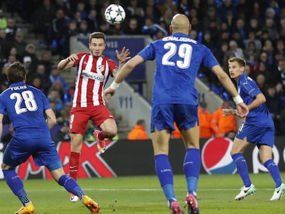 Saúl cabecea para marcar el gol del Atlético en Leicester.