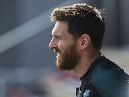 FOTO: Messi, en el entrenamiento de ayer del Barcelona. / VÍDEO: La directiva del Barcelona F. C. confía en la remontada.