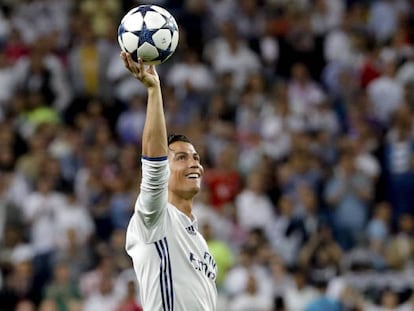 Cristiano Ronaldo, con el balón del hat trick al Bayern. En vídeo, declaraciones de Zidane sobre el delantero.
