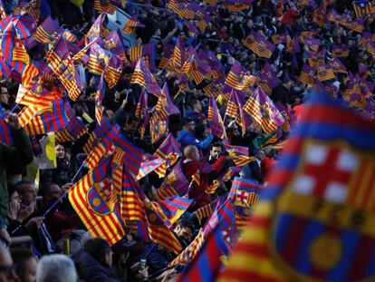 FOTO: Aficionados del Barcelona mueven sus banderas tras la derrota. / VÍDEO: Declaraciones de Luis Enrique tras el partido.