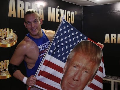 Sam Adonis muestra su bandera con el rostro de Trump