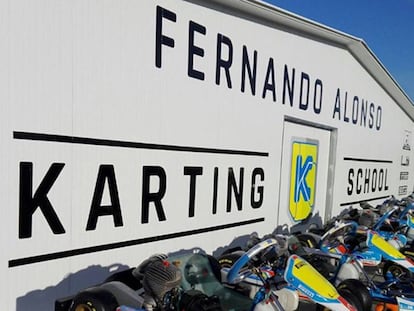 Los coches preparados para el Campeonato de Asturias de karts en el circuito Fernando Alonso.