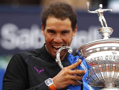 Nadal muerde el trofeo del Conde de Godó.