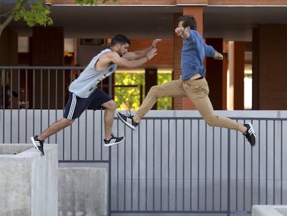 Dos jóvenes práctican Parkour en Tres Cantos.