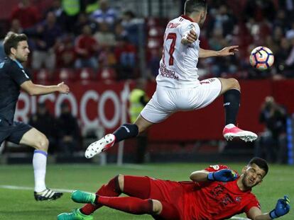 FOTO: Sarabia supera a Rulli en el gol del Sevilla. / VÍDEO: Rueda de prensa de los entrenadores.